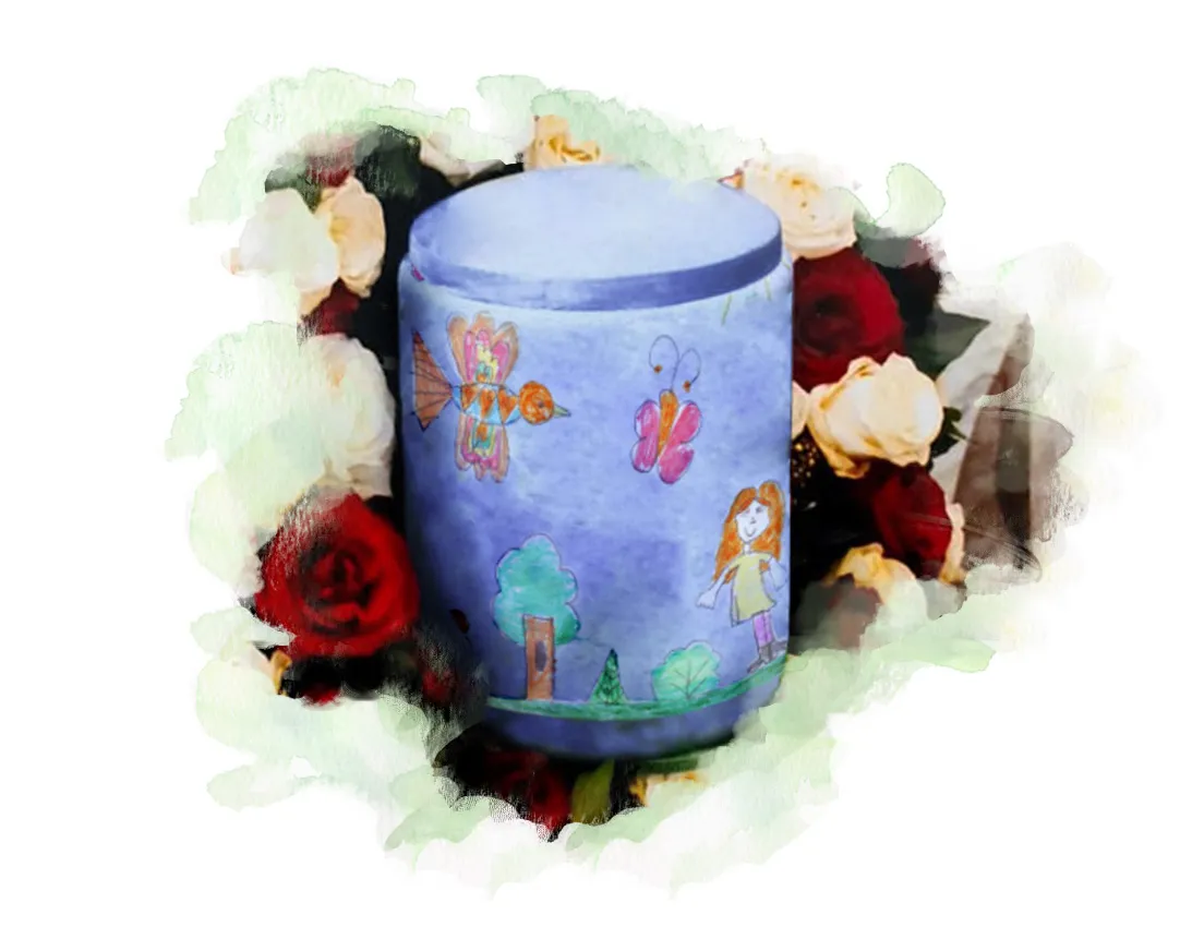 Kinderurne mit selbstgemalten Motiven und Blumen zur liebevollen Abschiednahme